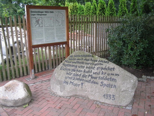 Gedenkstein und -tafel am Eingang zum früheren KZ Börgermoor
